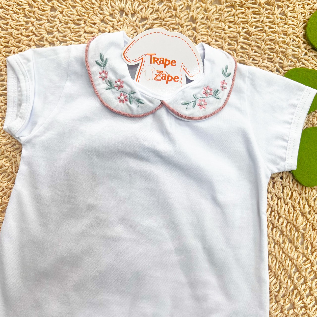 Body Branco com Gola Bordada Flores Rose e Planta Verde - Manga Curta